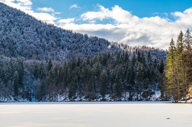 İtalyan Alplerinde Mangart Dağı 'nın önünde gün batımı