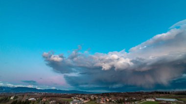 Güneş bulutların ardında Udine, Friuli-Venezia Giulia, İtalya kırsalında ilerliyor.