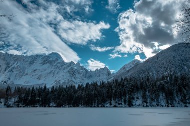 İtalyan Alplerinde Mangart Dağı 'nın önünde gün batımı