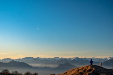 Cuarnan tepesinde gün batımı, Friuli-Venezia Giulia Bölgesi, dondurucu bir kış gününde.