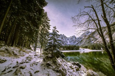 Kışın ilk karı İtalyan Alplerinde bir gölde.