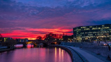 Berlin 'de bir kış akşamı gökyüzü renklidir.