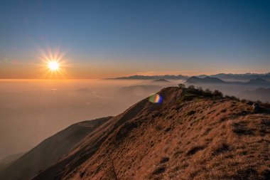 Cuarnan tepesinde gün batımı, Friuli-Venezia Giulia Bölgesi, dondurucu bir kış gününde.