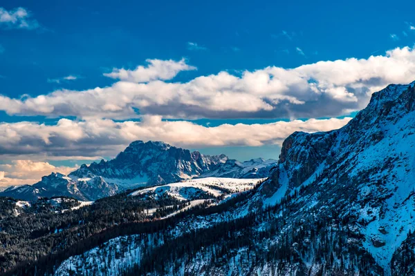 Slunce Zapadá Alpského Údolí Itálii Během Zasněžené Zimy — Stock fotografie