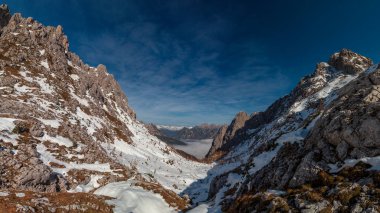 Ekim ayında Val Pesarina, Friuli-Venezia Giulia dağlarında yürüyüş.