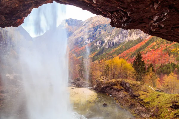 Uma Grande Cachoeira Nos Alpes Italianos — Fotografia de Stock