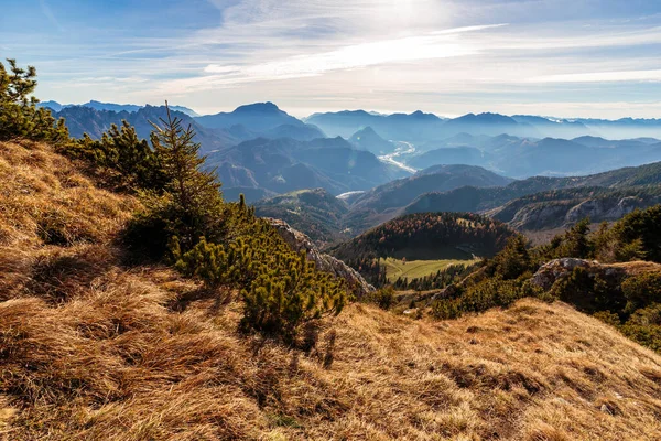 Renkli bir sonbahar döneminde, kırsal alplerde güneşli bir gün.