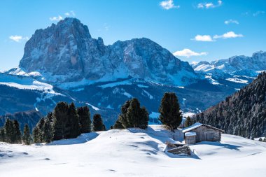 Güzel İtalyan dolomitleri bir kış gününde