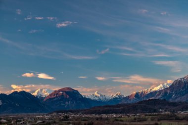 Güneş bulutların ardında Udine, Friuli-Venezia Giulia, İtalya kırsalında ilerliyor.