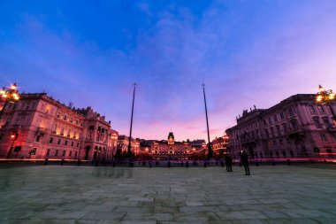 Trieste 'nin güzel meydanı ve Noel ağaçları.
