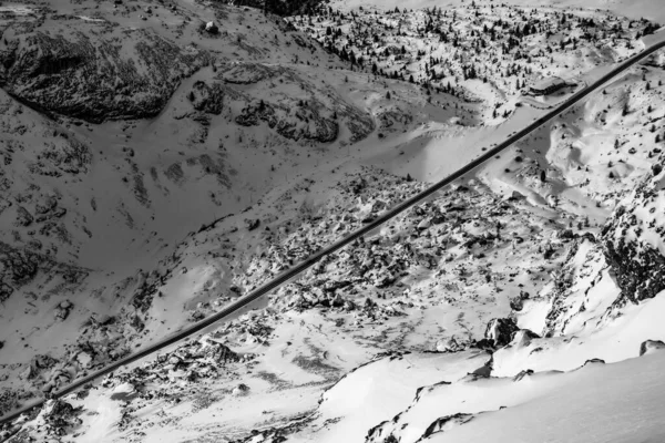 Uma Estrada Alpina Rodeada Pela Neve Nos Alpes Italianos — Fotografia de Stock