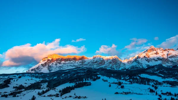 Sol Pone Valle Alpino Italia Durante Invierno Nevado — Foto de Stock
