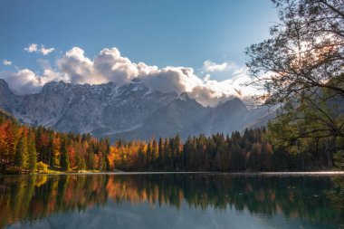 Renkli bir sonbahar günü, Ekim öğleden sonra gölde