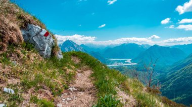 Carnic Alplerindeki bir dağın tepesine ulaşan Friuli-Venezia Giulia, İtalya