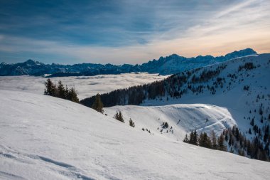 Julian büyük bir kar yağışından sonra Alp yapar. Udine ili, Friuli-Venezia Giulia bölgesi, İtalya