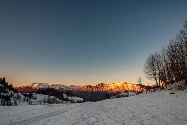 Puesta Sol Las Montañas Entre Eslovenia Italia Frío Día Invierno — Foto de Stock