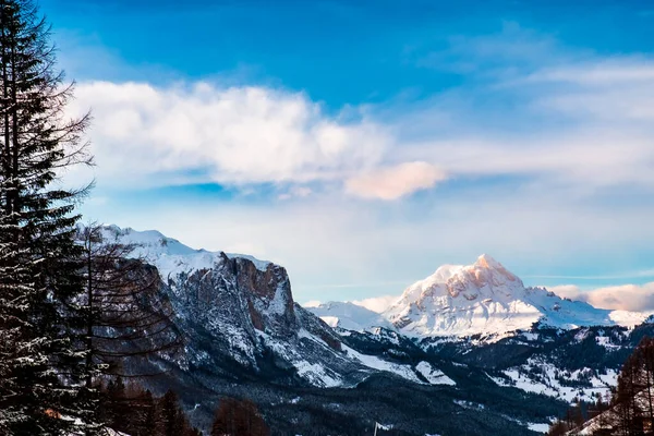 Slunce Zapadá Alpského Údolí Itálii Během Zasněžené Zimy — Stock fotografie