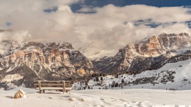 Güzel İtalyan dolomitleri bir kış gününde