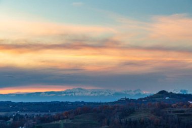 Güneş Friuli Venezia-Giulia üzüm bağlarından batıyor.