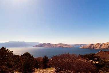 Güneşli bir günde Baska ve kumsalı