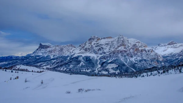 Nuages Enneigés Dans Les Alpes Italiennes — Photo