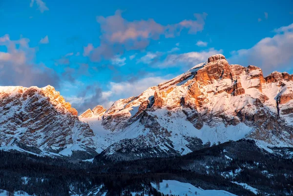 Zon Gaat Onder Een Alpiene Vallei Italië Tijdens Een Besneeuwde — Stockfoto