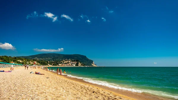 Praia Numana Com Monte Conero Segundo Plano Belo Dia Verão — Fotografia de Stock