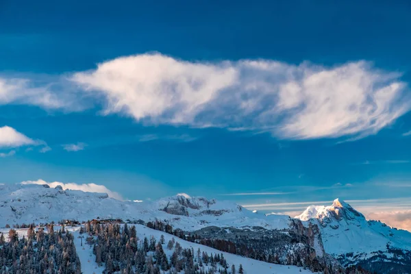 Solen Går Ner Alpin Dal Italien Snöig Vinter — Stockfoto