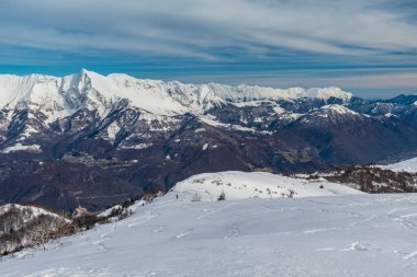 Matajur Dağı 'nın tepesinde güzel bir kayak deneyimi için. Udine ili, Friuli-Venezia Giulia bölgesi, İtalya