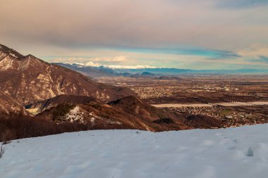 Büyük bir kar yağışı sonrası alaycı alpler. Pordenone ili, Friuli-Venezia Giulia bölgesi, İtalya