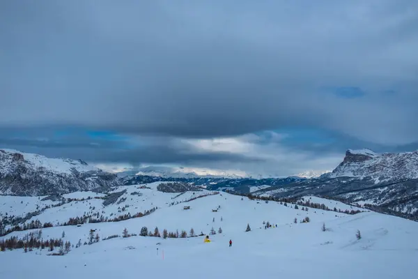 意大利阿尔卑斯山中的云彩带着雪 — 图库照片