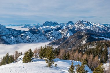 Julian büyük bir kar yağışından sonra Alp yapar. Udine ili, Friuli-Venezia Giulia bölgesi, İtalya