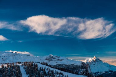 Karlı bir kış sırasında İtalya 'da bir Alp Vadisi' nde güneş batar