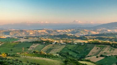 Acquaviva Picena köyünden Marche 'ın tarlalarında gün batımı