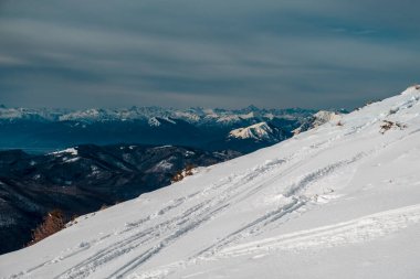Matajur Dağı 'nın tepesinde güzel bir kayak deneyimi için. Udine ili, Friuli-Venezia Giulia bölgesi, İtalya