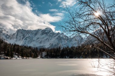 İtalyan Alplerinde Mangart Dağı 'nın önünde gün batımı