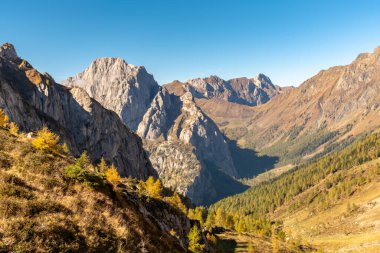 İtalya 'nın Friuli Venezia-Giulia Alplerinde güneşli bir sonbahar günü
