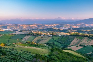 Acquaviva Picena köyünden Marche 'ın tarlalarında gün batımı