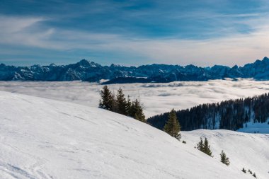 Julian büyük bir kar yağışından sonra Alp yapar. Udine ili, Friuli-Venezia Giulia bölgesi, İtalya