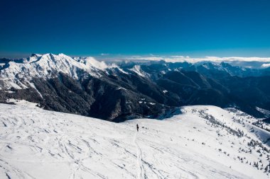 Büyük bir kar yağışı sonrası alaycı alpler. Udine ili, Friuli-Venezia Giulia bölgesi, İtalya