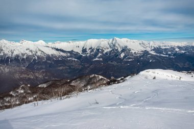 Matajur Dağı 'nın tepesinde güzel bir kayak deneyimi için. Udine ili, Friuli-Venezia Giulia bölgesi, İtalya
