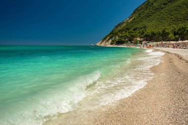 Portonovo Körfezi 'nin arka planında Conero Dağı ile güzel bir yaz günü