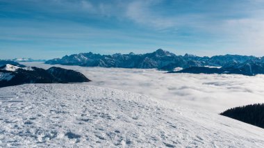 Julian büyük bir kar yağışından sonra Alp yapar. Udine ili, Friuli-Venezia Giulia bölgesi, İtalya