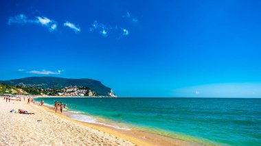 Güzel bir yaz gününde arkasında Conero Dağı olan Numana plajı.