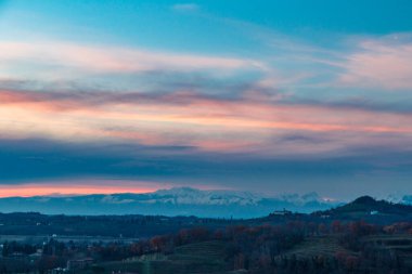 Güneş Friuli Venezia-Giulia üzüm bağlarından batıyor.