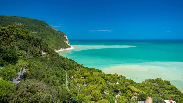 Fırtınadan sonra güneş Conero, Marche Bölgesi, İtalya 'ya dönüyor.