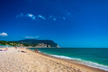 Güzel bir yaz gününde arkasında Conero Dağı olan Numana plajı.