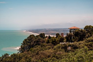 Fırtınadan sonra güneş Conero, Marche Bölgesi, İtalya 'ya dönüyor.