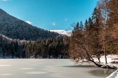 İtalyan Alplerinde Mangart Dağı 'nın önünde gün batımı
