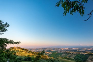 Acquaviva Picena köyünden Marche 'ın tarlalarında gün batımı